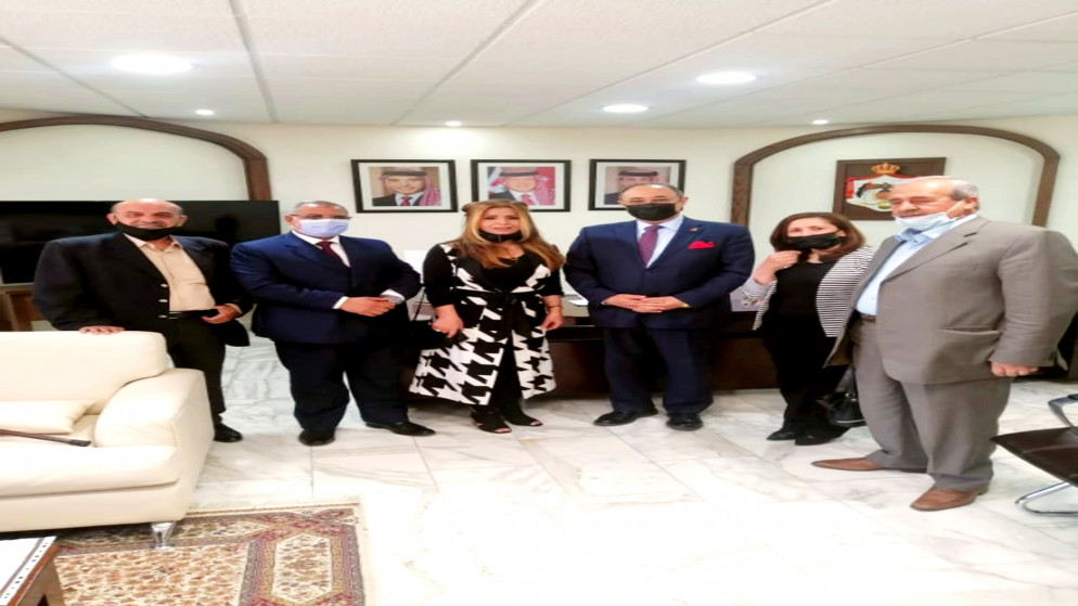 لقاء وزير الدولة لشؤون الإعلام، الناطق باسم الحكومة صخر دودين مع رئيس وعدد من أعضاء جمعية المذيعين الأردنيين. (بترا)