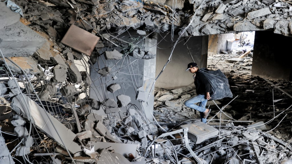شاب فلسطيني داخل مبنى مدمر بعد غارات إسرائيلية في قطاع غزة. (أ ف ب)