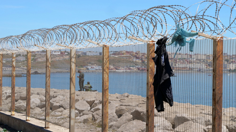 ملابس معلقة على سياج في الفنيدق، بالقرب من الجيب الإسباني سبتة، في المغرب، 19أيار/ مايو 2021. (رويترز / شيرين طلعت)
