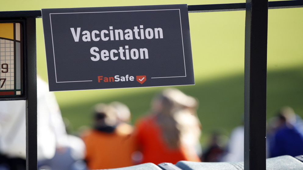 لافتة تحدد مقاعد للجماهير التي أخذت اللقاح في أوراكل بارك، سان فرانسيسكو ، كاليفورنيا  الولايات المتحدة، 21/5/2020.(رويترز)
