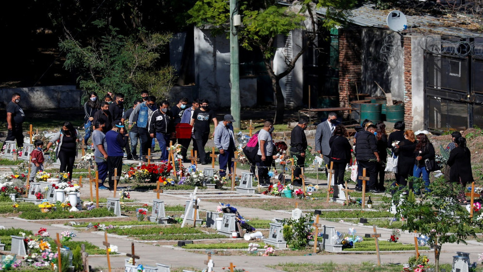أشخاص يحملون نعشا لدفن شخص في مقبرة فلوريس، وسط تفشي الفيروس في بوينس آيرس، الأرجنتين، 21 نيسان/ أبريل 2021. (رويترز)