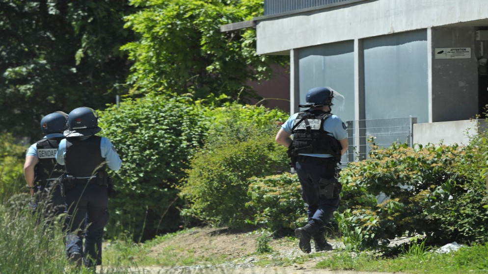 قوات الشرطة الفرنسية تبحث عن معتدٍ على شرطية قرب نانت في غرب فرنسا. 28 أيار/مايو 2021 (أ ف ب)