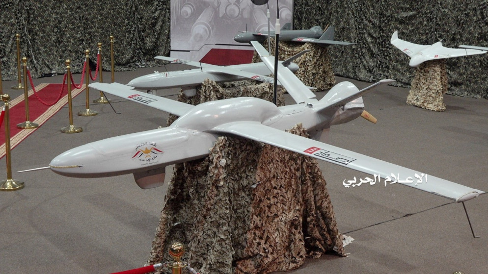 عرض طائرات دون طيار تابعة للحوثيين تعرضها وسائل إعلام تابعة له. (رويترز)