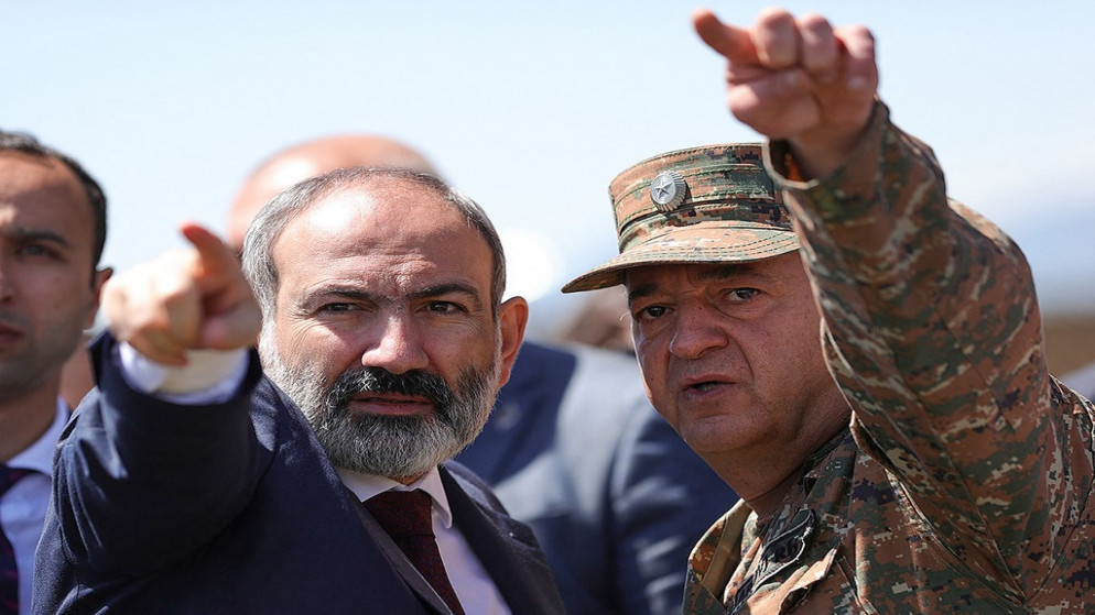 رئيس الوزراء الأرمني بالإنابة نيكول باشينيان (إلى اليسار) وهو يتحدث مع جندي في قرية Gegharkunik بالقرب من الموقع الذي تم فيه أسر ستة جنود أرمن.27 أيار 2021. (أ ف ب)