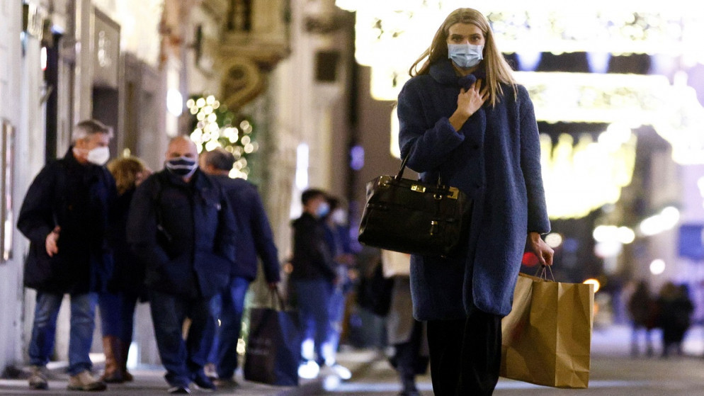 أشخاص يمشون في شارع للتسوق قبل عيد الميلاد وسط انتشار فيروس كورونا المستجد في روما، إيطاليا، 30 تشرين الثاني/نوفمبر 2020. (رويترز)