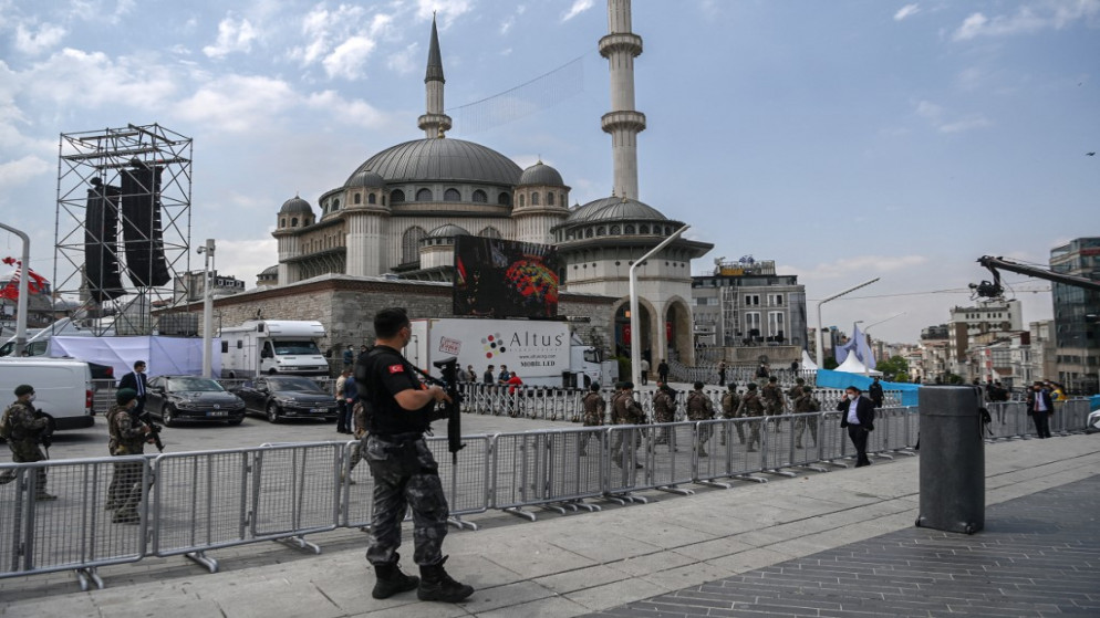 يقوم ضباط شرطة القوات الخاصة التركية بدوريات في أثناء مشاركة المصلين المسلمين في صلاة الجمعة خلال افتتاح مسجد يتسع لـ 4000 شخص في ساحة تقسيم الشهيرة باسطنبول .28 أيار 2021. (أ ف ب)