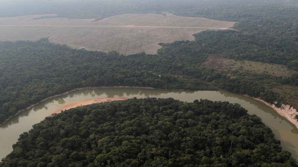 صورة تظهر نهرا وأرضا من غابات الأمازون. (رويترز)