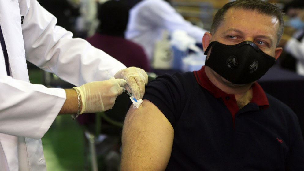 شخص يتلقى اللقاح المضاد لفيروس كورونا المستجد في جامعة العلوم التطبيقية. (صلاح ملكاوي / المملكة)