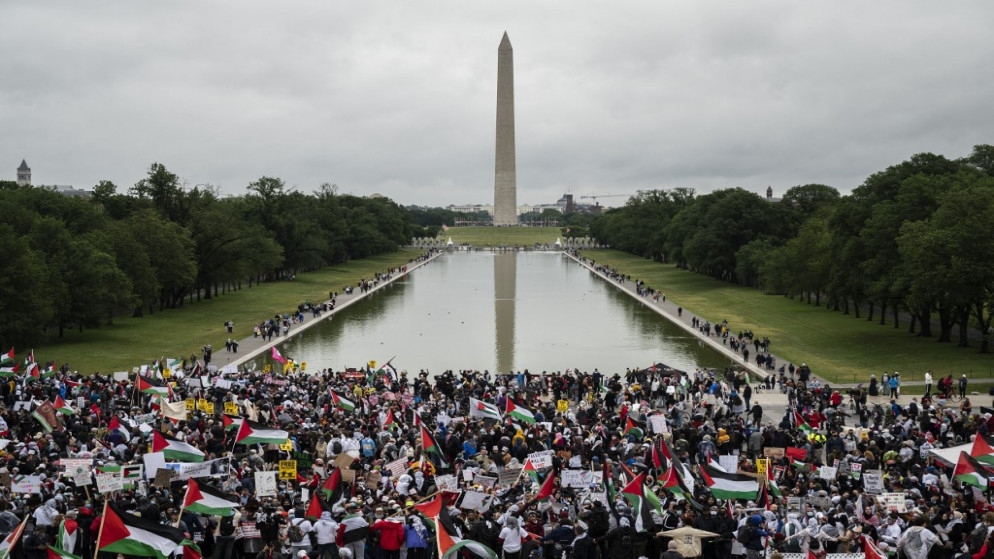 مظاهرة للتعبير عن الدعم لشعب فلسطين، أثناء تجمعهم في نصب لنكولن التذكاري في واشنطن العاصمة، 29 أيار/مايو 2021. (أ ف ب)