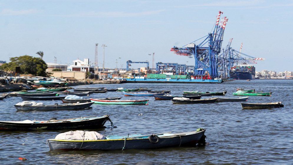 قوارب بجوار رافعات في قناة السويس بالقرب من مدينة الإسماعيلية، شمال شرق القاهرة، مصر، 5 آذار/ مارس 2021. (رويترز)