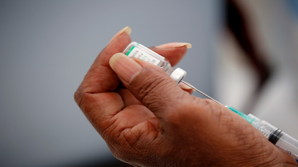 ممرضة تحضر جرعة من لقاح كورونا، خلال يوم تطعيم خاص لموظفي الرعاية الصحية في بلدية باروتا في كاراكاس، فنزويلا، 28 أيار/مايو 2021. (رويترز)