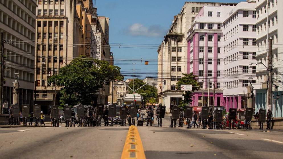 شرطة مكافحة الشغب يقفون بدروعهم خلال مظاهرة مناهضة لبولسونارو في ريسيفي، البرازيل، 29 أيار/مايو 2021. (رويترز)