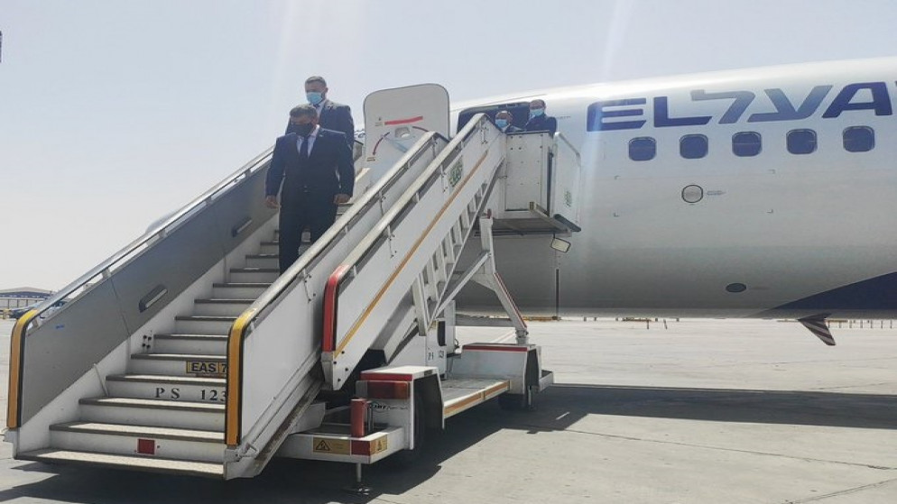 وزير الخارجية الإسرائيلي غابي أشكنازي لدى وصوله إلى العاصمة المصرية القاهرة. (صفحة أشكنازي على تويتر)