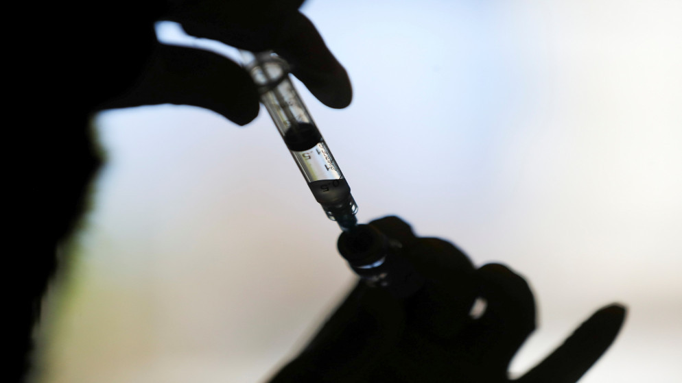 تحضير لجرعة من اللقاح الواقي من فيروس كورونا. (رويترز)