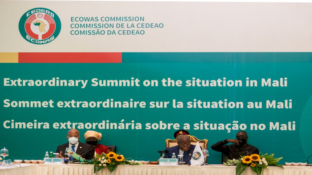 رئيس غانا ورئيس الجماعة الاقتصادية لدول غرب أفريقيا نانا أكوفو- أدو (وسط)، يلقي كلمة أمام كبار الشخصيات في القمة الاستثنائية للإيكواس حول الوضع في مالي، 30 مايو 2021. (أ ف ب)