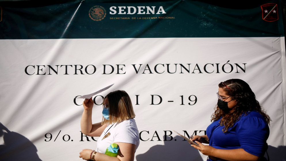 معلمون وموظفون يقفون في طابور لتلقي جرعة من اللقاح المضاد للفيروس، المكسيك، 25 مايو 2021. (رويترز)