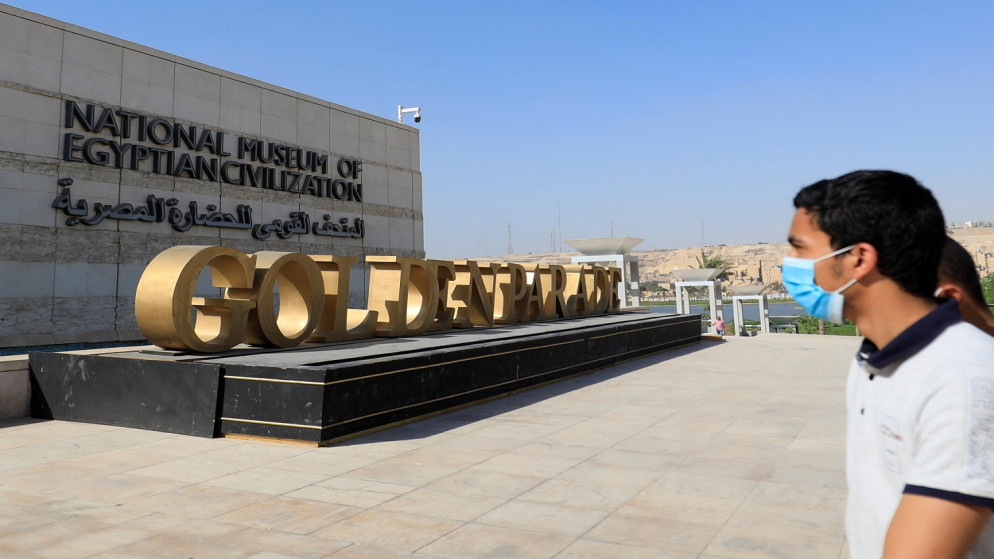 زائر يرتدي كمامة، يصل إلى المتحف الوطني للحضارة المصرية، وسط جائحة فيروس كورونا، القاهرة، مصر، 29 مايو 2021. (رويترز)
