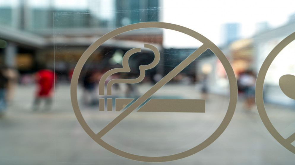 صورة توضيحية للافتة ممنوع التدخين على بوابة مجمع تجاري. (shutterstock)