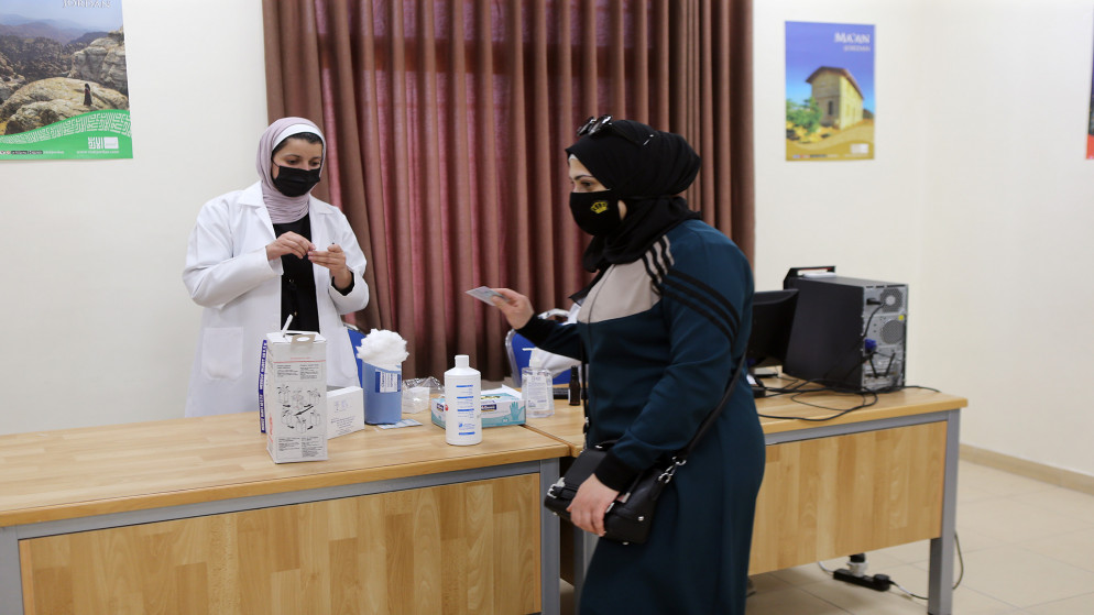 حملة لتقديم اللقاح المضاد لفيروس كورونا المستجد للمعلمين في عمّان. (صلاح ملكاوي/ المملكة)