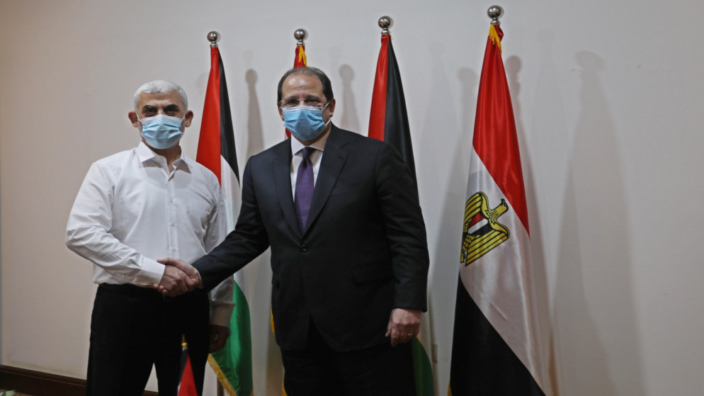 رئيس حركة المقاومة الإسلامية (حماس) في غزة يحيى السنوار (يسار) خلال استقباله رئيس المخابرات العامة المصرية اللواء الوزير عباس كامل