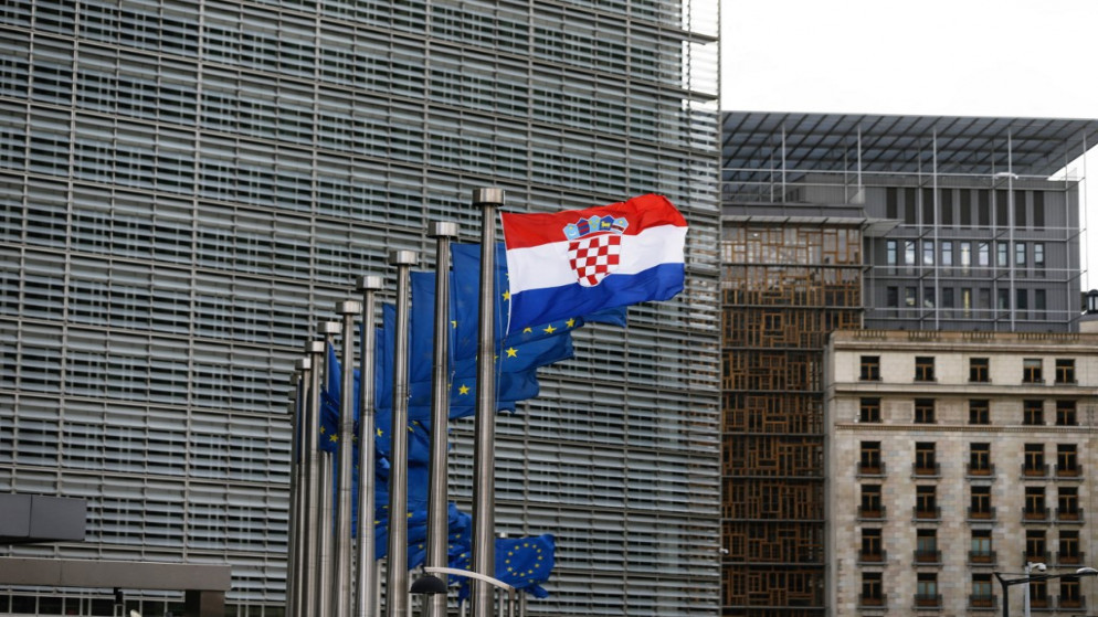 أعلام الاتحاد الأوروبي خارج مقر المفوضية الأوروبية في بروكسل .11 مارس/آذار 2021.(أ ف ب)