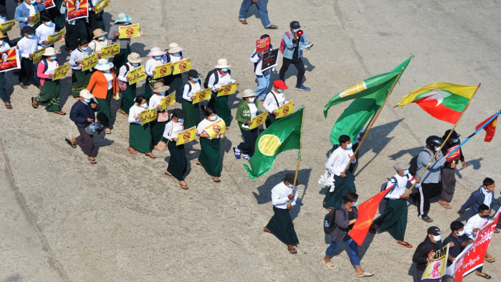 مجموعة من معلمي المدارس يرفعون لافتات خلال مظاهرة ضد الانقلاب العسكري في نايبيداو.17 فبراير 2021 .(أ ف ب)