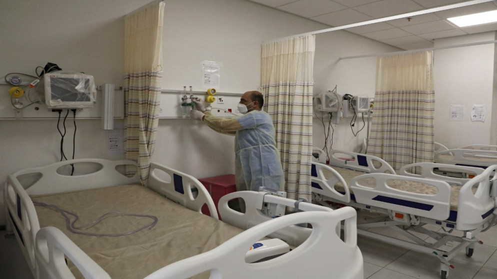 ممرضة في مستشفى دورا العام حيث يعالج مرضى فيروس كورونا في قرية دورا غربي الخليل بالضفة الغربية المحتلة .30 مايو 2021.(أ ف ب)