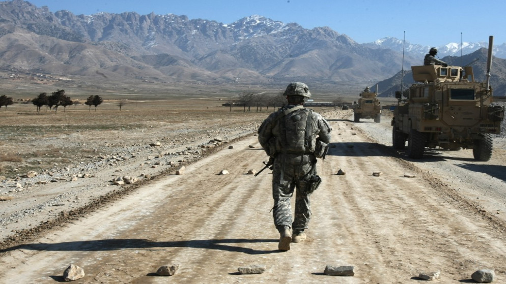 جندي أميركي يسير بالقرب من قاعدة باغرام العسكرية الأميركية الأكبر في أفغانستان. (أ ف ب)