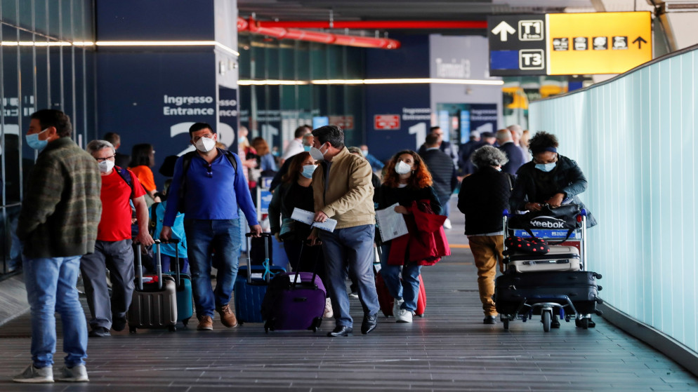 مسافرون في مطار فيوميتشينو بعد أن رفعت إيطاليا قيود الحجر الصحي على الوافدين من الاتحاد الأوروبي ودول منطقة شنغن، 17 أيار/مايو. (رويترز)