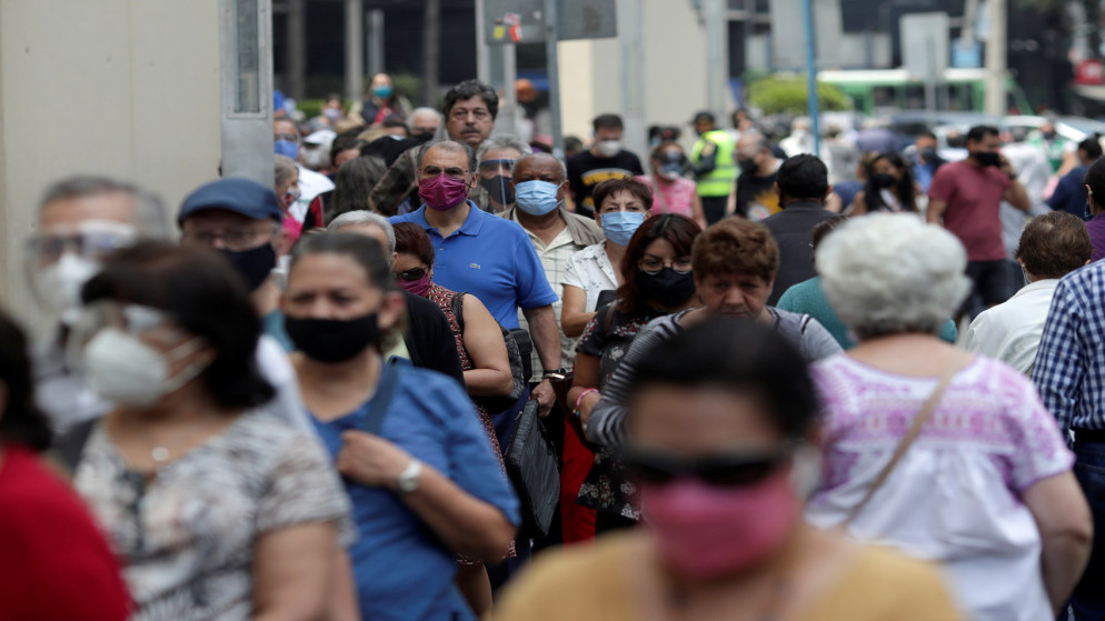 أشخاص ينتظرون تلقي الجرعة الثانية من لقاح فيروس كورونا في مكسيكو سيتي، المكسيك ، 1 حزيران/يونيو 2021. (رويترز / هنري روميرو)