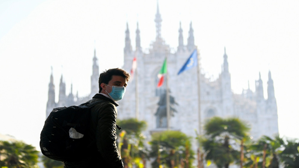 رجل يرتدي كمامة ويسير في ميدان دومو بينما تشدد لومباردي في المنطقة في ميلانو في إيطاليا، 5 آذار/مارس 2021. (رويترز)