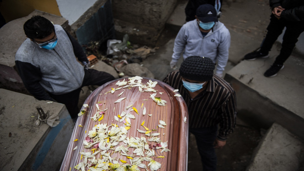 دفن شخص في مقبرة في كوما توفي بسبب فيروس كورونا . 1 يونيو 2021. (أ ف ب)
