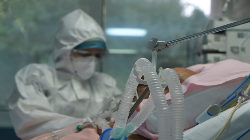 مصاب بفيروس كورونا يخضع للعناية الطبية في مستشفى في اليونان. (shutterstock)