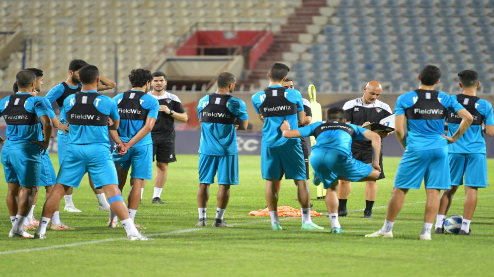 جانب من تدريبات المنتخب الكويتي لكرة القدم استعدادا للتصفيات المؤهلة لكأس العالم وكأس آسيا. (الاتحاد الكويتي لكرة القدم)