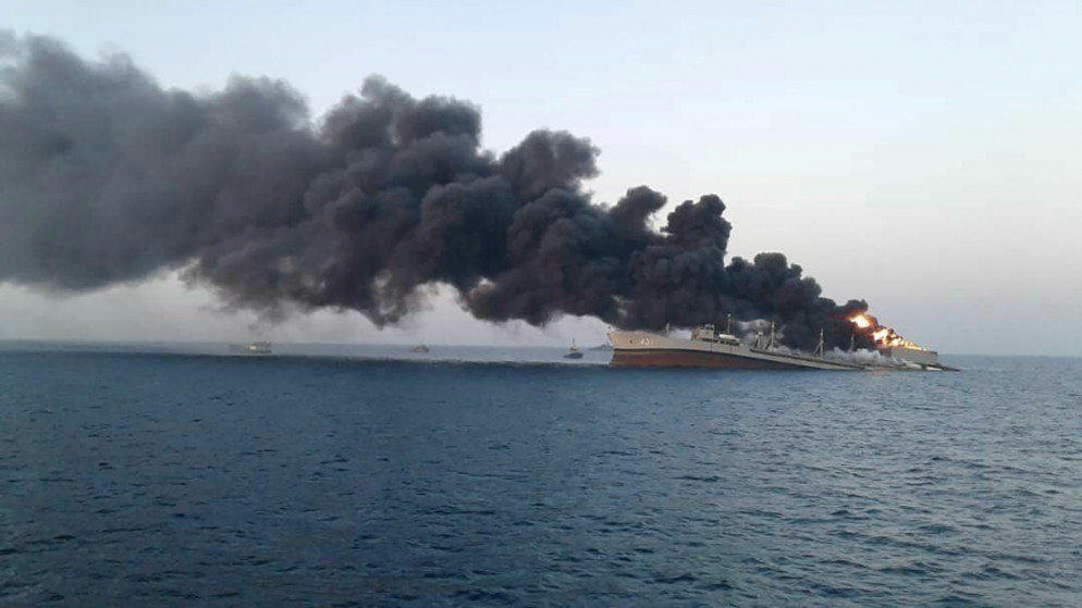 دخان يتصاعد من سفينة إيرانية ضخمة في خليج عُمان. 2 حزيران/يونيو 2021. (رويترز)