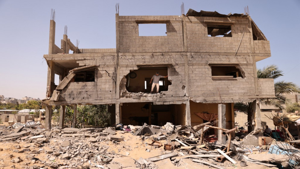 منزل الفلسطيني منصور أبو غديان الذي تضرر خلال القصف الإسرائيلي الأخير على مدينة غزة ويعيش الآن مع عائلته في مدرسة تديرها وكالة أونروا، 29 أيار/مايو 2021. (أ ف ب)