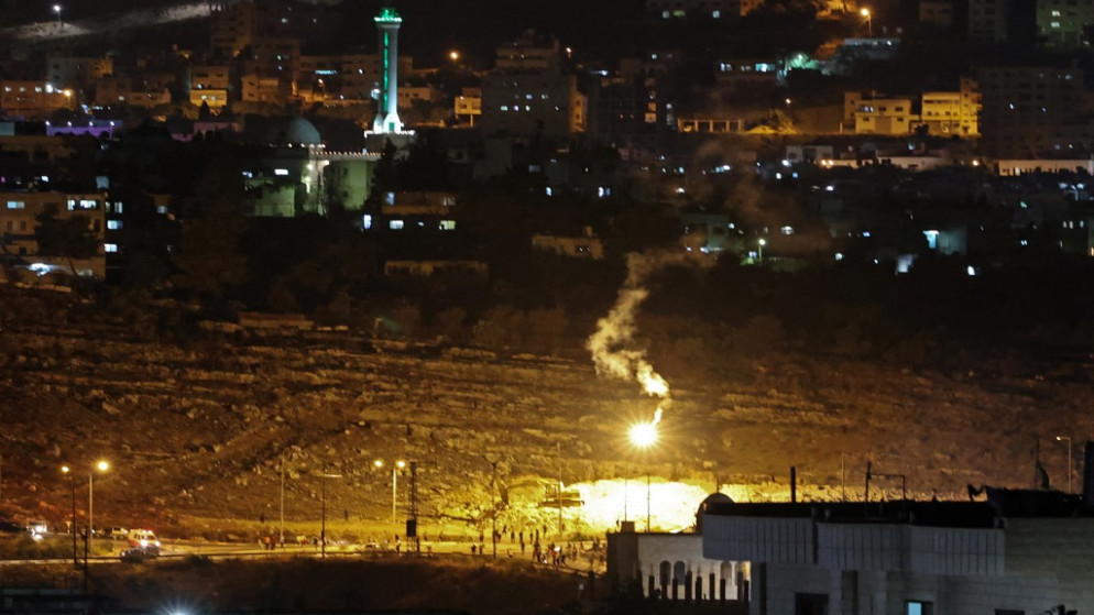 مشاهدة ضوء حيث مواجهات بين قوات الاحتلال الإسرائيلي مع شبان فلسطينيين شرق نابلس. (أ ف ب)