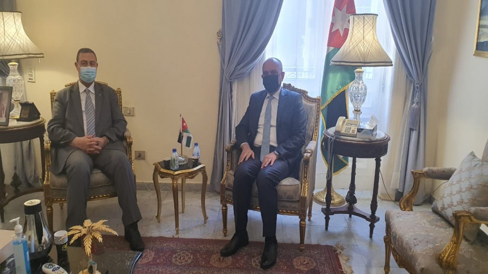 السفير الأردني في القاهرة أمجد العضايلة والسفير الفلسطيني في القاهرة دياب اللوح. (حساب العضايلة في تويتر)