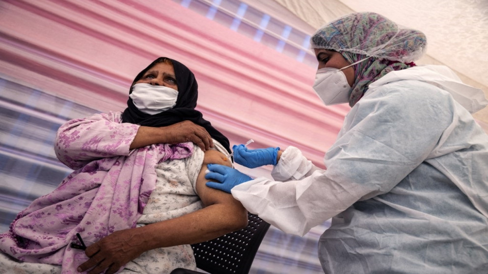 امرأة تتلقى لقاحا واقيا من فيروس كورونا  في سجن العرجات بالقرب من العاصمة الرباط في المغرب، 26 أيار/مايو 2021. (رويترز)