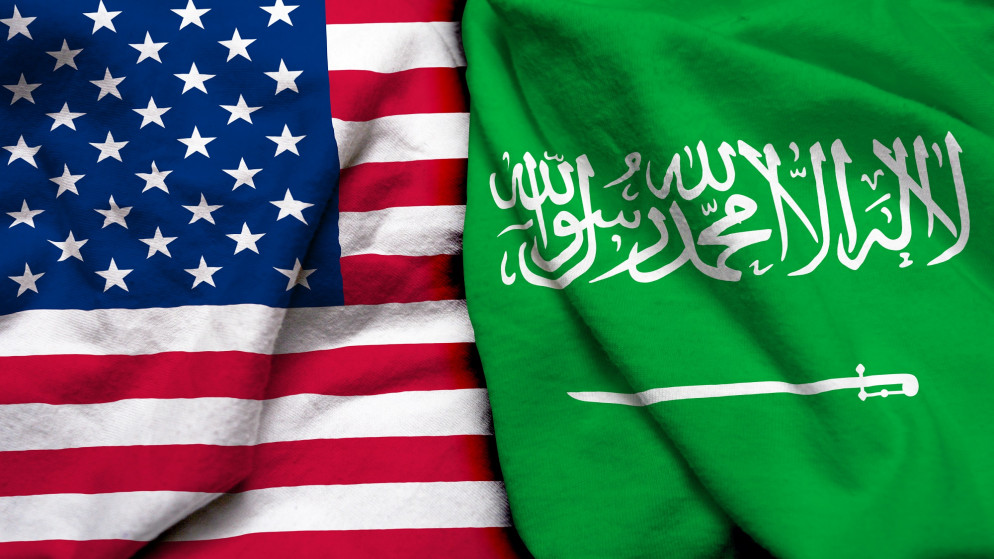 علما السعودية (يمين) والولايات المتحدة. (shutterstock)