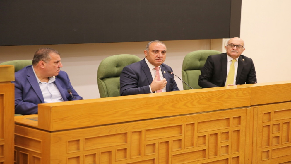 رئيس لجنة أمانة عمّان يوسف الشواربة خلال اجتماعه مع مديري مناطق الأمانة. (أمانة عمّان الكبرى)