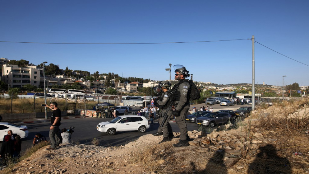 قوات الاحتلال الإسرائيلي عند مدخل حي الشيخ جراح في مدينة القدس المحتلة. (أ ف ب)