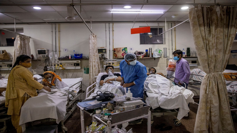 طبيب مقيم يعالج المرضى الذين يعانون من مرض فيروس كورونا، في مستشفى العائلة المقدسة في نيودلهي، الهند، 1 مايو 2021. (رويترز)