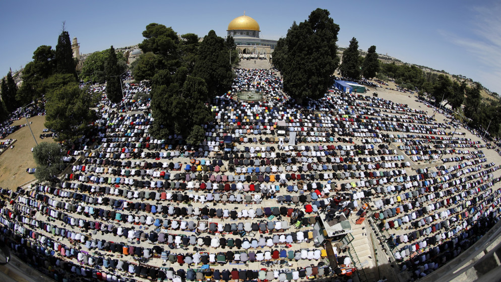 مصلون يؤدون الصلاة خارج قبة الصخرة المشرفة في المسجد الأقصى في القدس المحتلة. 7 مايو/أيار 2021. (أ ف ب)