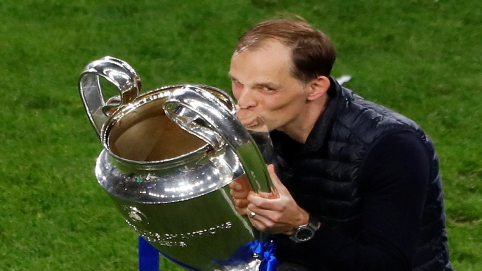 المدرب الألماني توماس توخل وهو يحمل كأس دوري أبطال أوروبا. (رويترز)