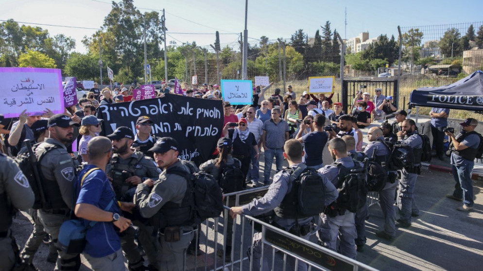 جانب من "ماراثون القدس" حيث يرفع فلسطينيون لافتات تطالب بوقف الاستيطان في القدس المحتلة قرب مدخل حي الشيخ جراح. 4 حزيران/يونيو (أ ف ب)