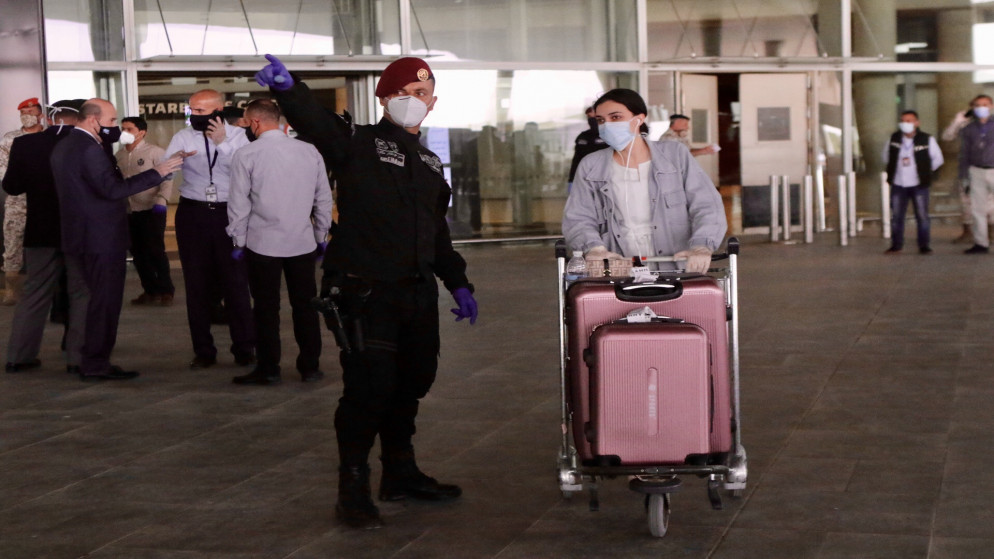 فتاة قادمة للأردن عبر مطار الملكة علياء وسط تطبيق إجراءات صحية منعا لانتشار فيروس كورونا. (صلاح ملكاوي/ المملكة)