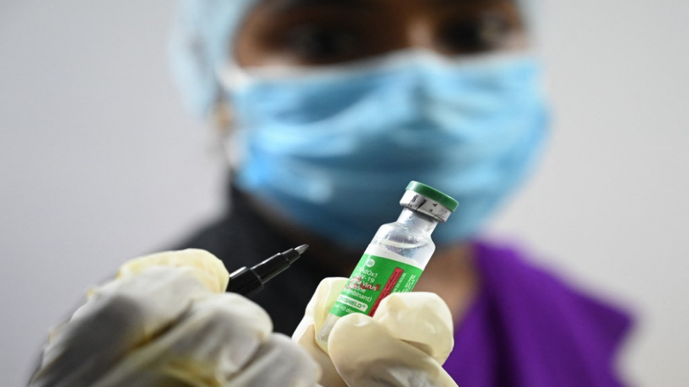 عامل في القطاع الصحي يضع علامة على قارورة بعد تلقيح جرعة من لقاح مضاد لكورونا في الهند. 04/06/2021. (ديبيانغشو ساركار / أ ف ب)
