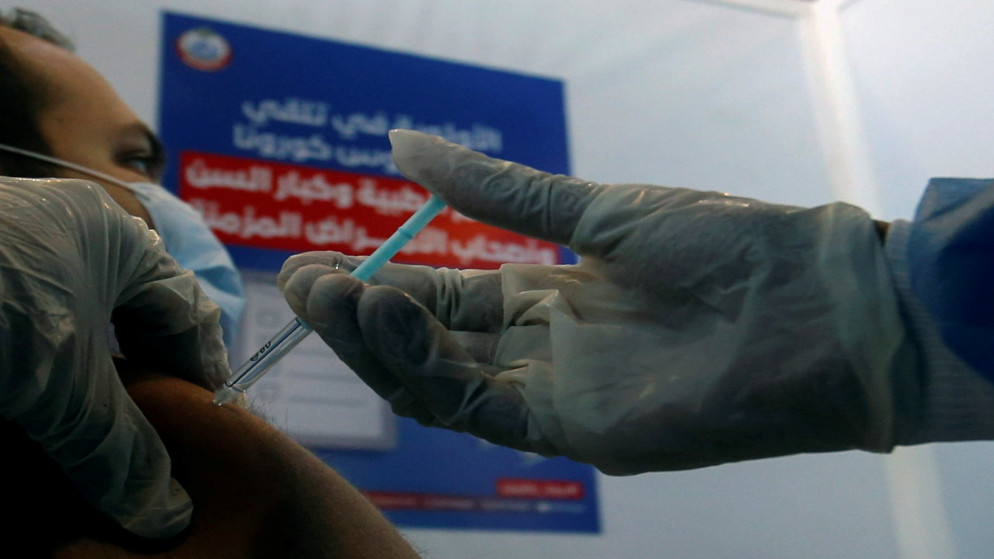 رجل يتلقى جرعة من لقاح واقي من فيروس كورونا داخل مركز القاهرة الدولي للمعارض في القاهرة، مصر ، 2 حزيران/يونيو 2021. (رويترز)