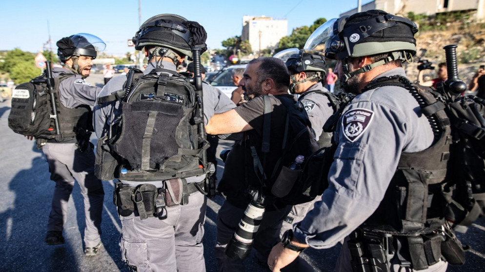 اعتقال قوات الاحتلال الإسرائيلي مصورا فلسطينيا في القدس المحتلة. (أ ف ب)